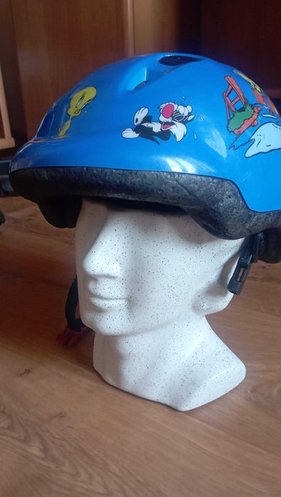Dziecięcy kask rowerowy z postaciami z kreskówek. Regulowany