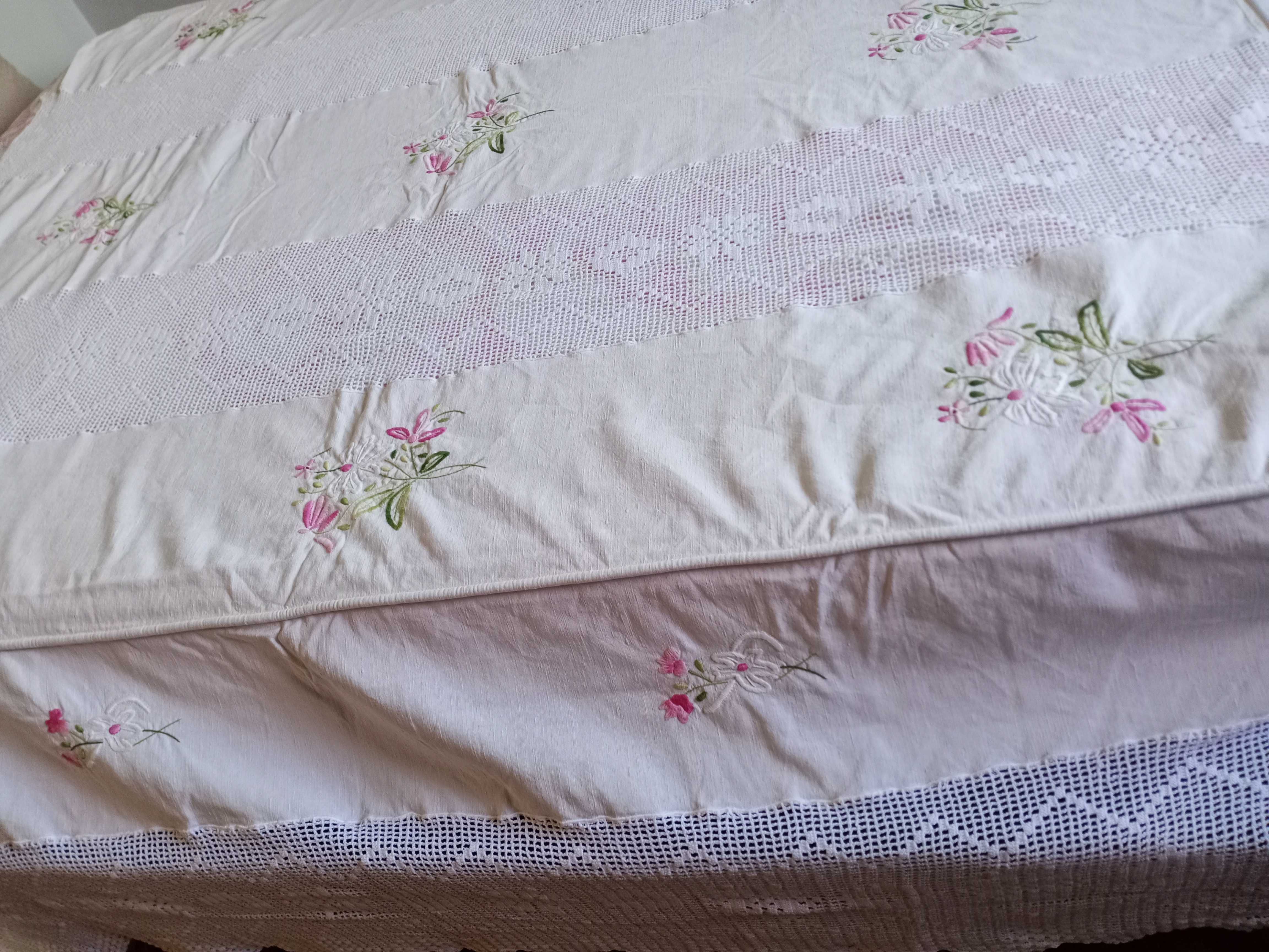 Colcha cama de casal em Croché e linho, bordada.