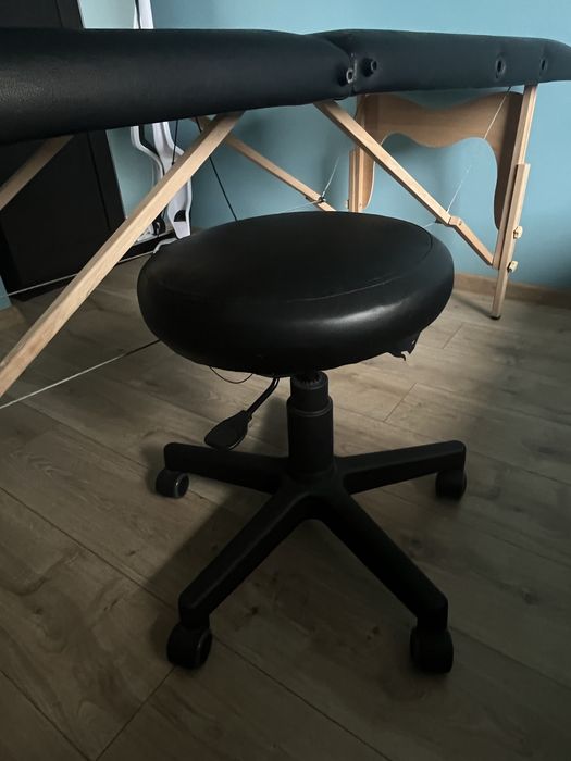 Stół do masażu / tatuaży składany + taboret i akcesoria