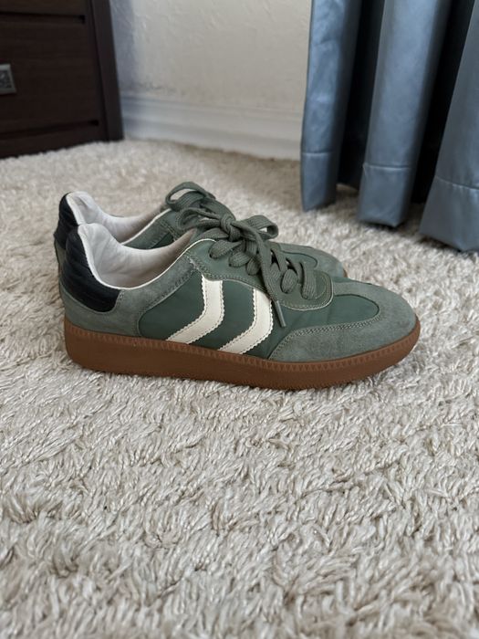 Жіночі кросівки