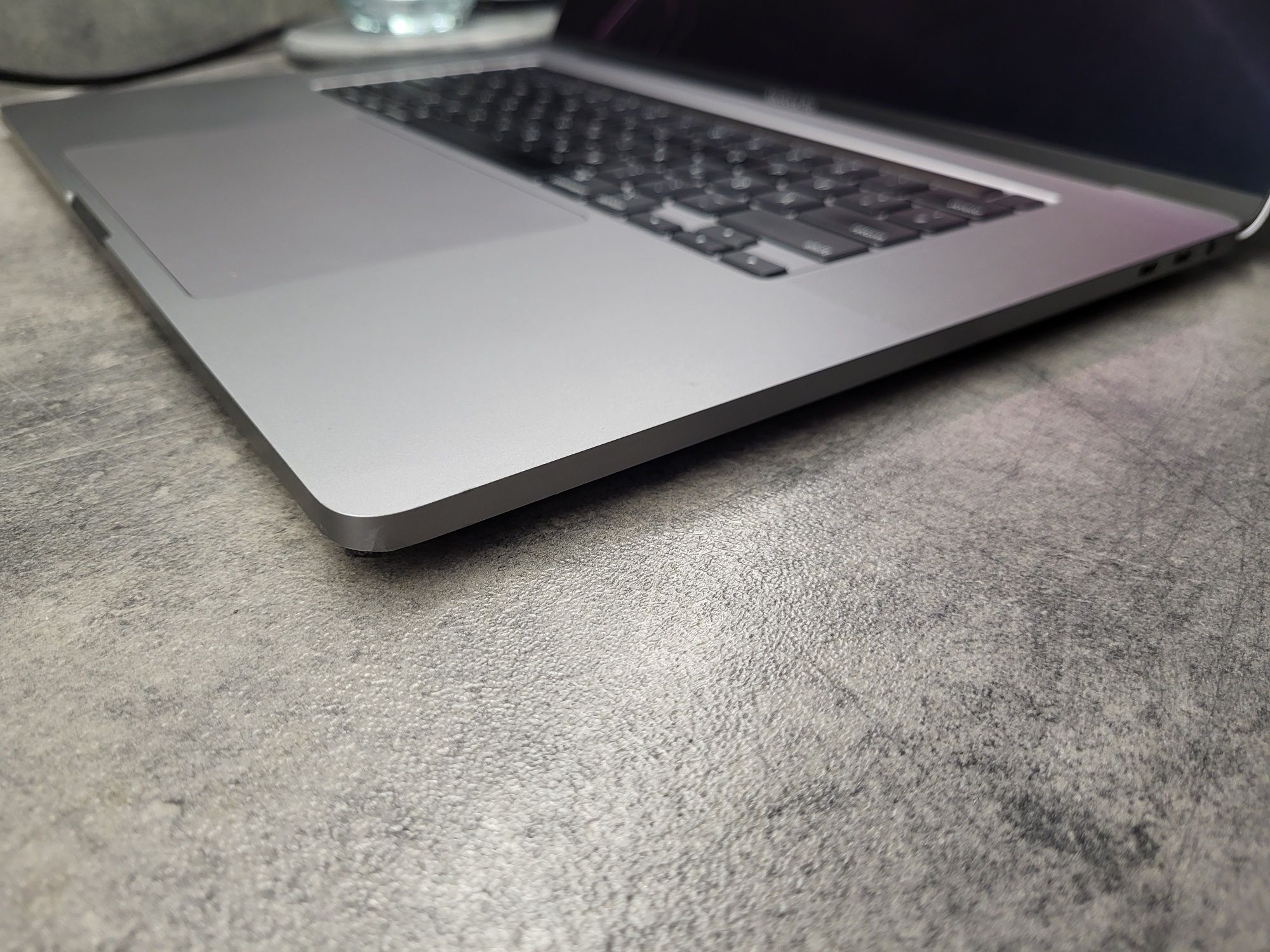 Macbook A2141 16" 2019 i9 16gb 1tb radeon 5500