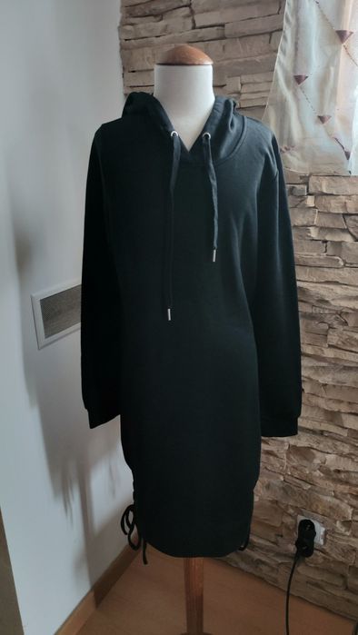 Vestido gótico com capuz e atilhos