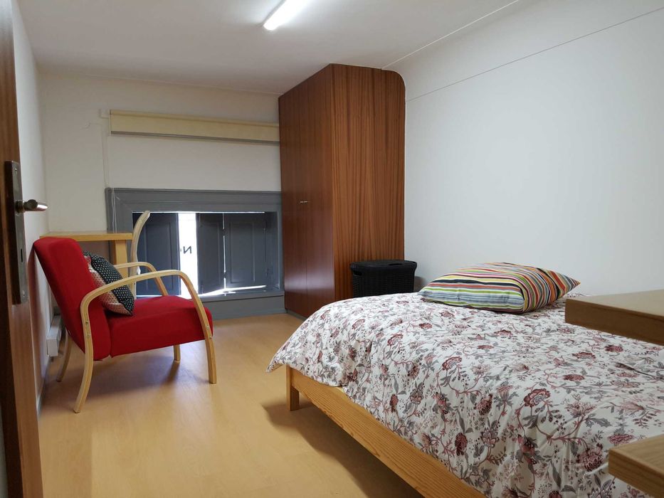 Quarto em T4 com net e despesas incluidas (estudante sexo feminino)