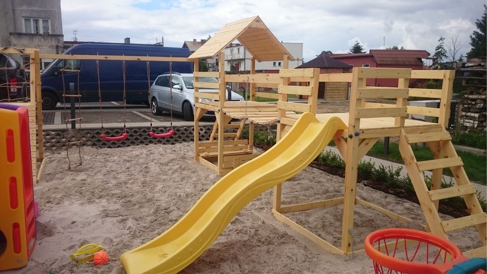 Plac zabaw scianka wspinaczkowa hustawki zjezdzalnia mostek