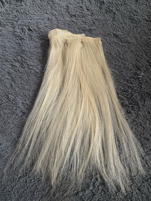 Натуральне волосся, треси, на заколках.