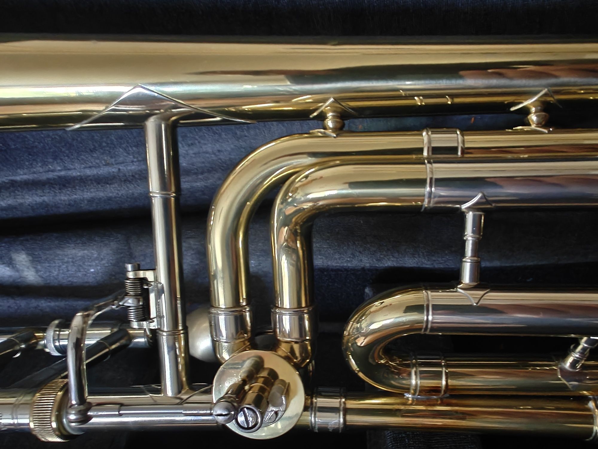 Profesjonalny puzon Antoine Courtois model Challenger 420B