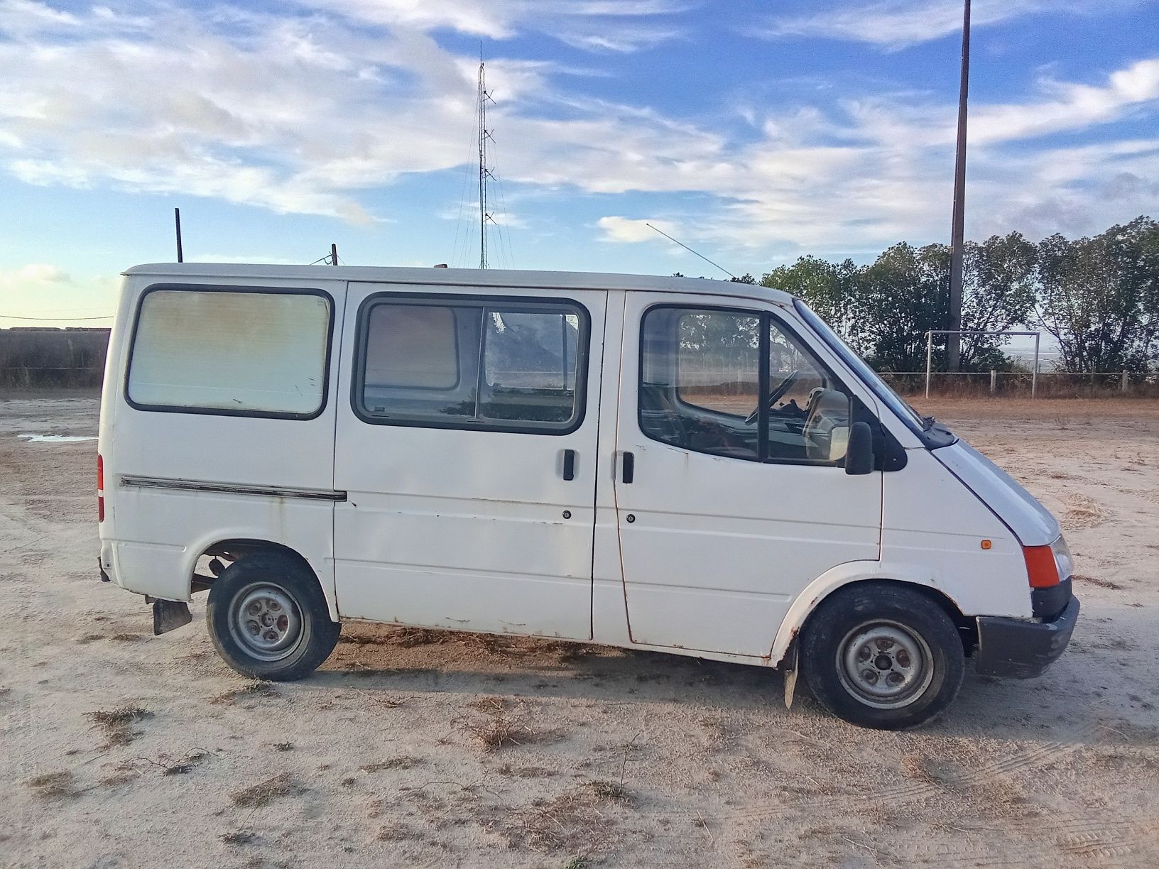 Ford Transit L100 9 lugares
