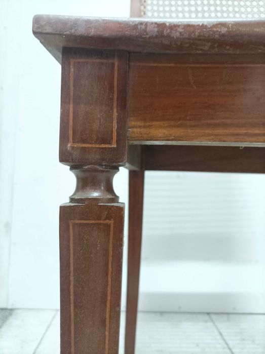 Cadeira antiga com palhinha