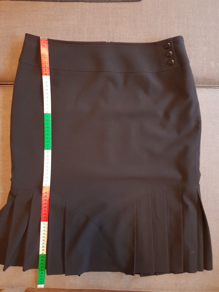 Czarna klasyczna spódnica z falbaną - 44