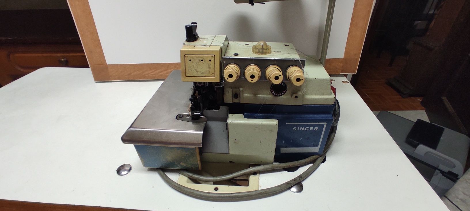 Máquina de costura trifásica