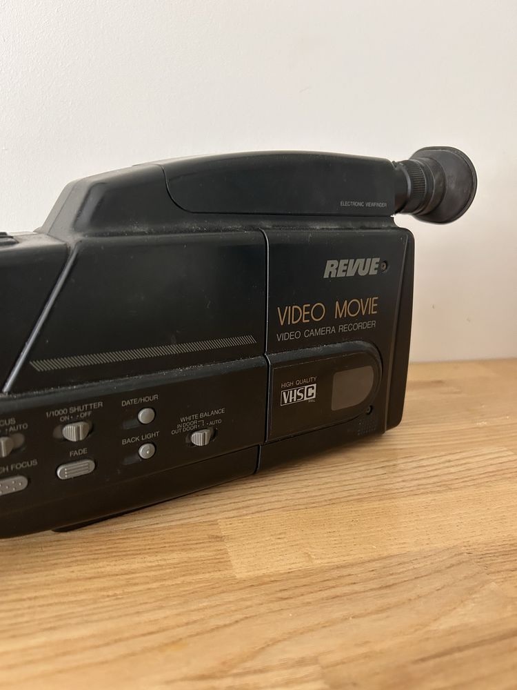 Klasyczna kamera VHS-C marki Revue, model VKR 2302