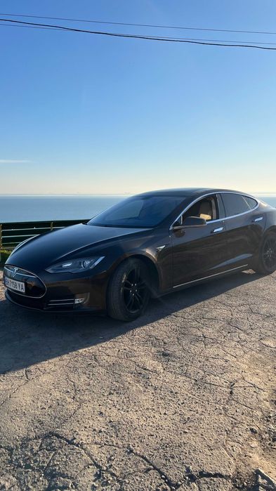 Tesla model S 60кВт 2013