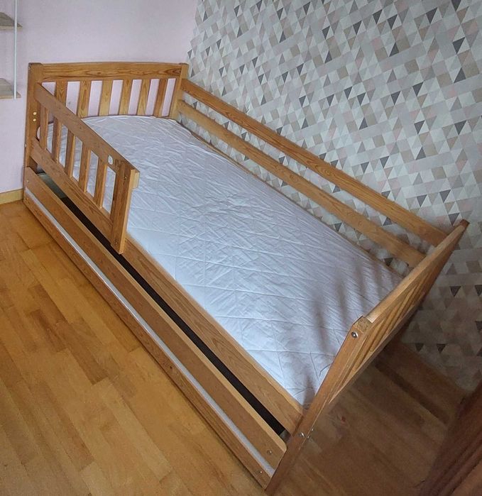 Łóżko 160x80 drewno, materac, sprzedam PILNIE