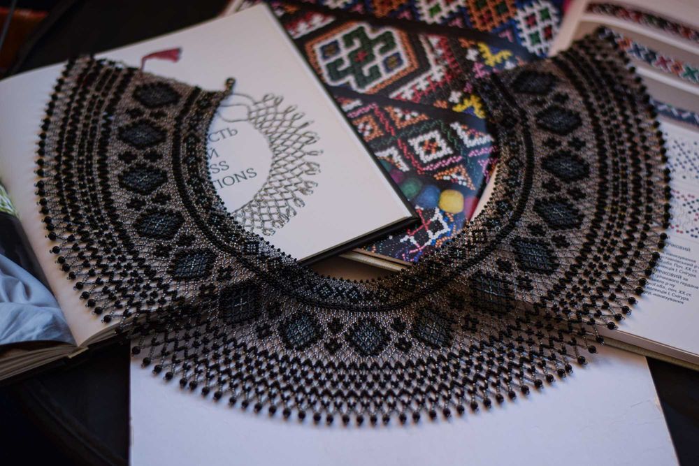 Силянка з бісеру, традиційна українська прикраса, чорна криза