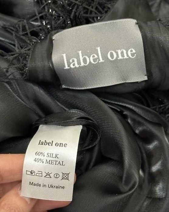 Вечернее нарядное шелковое миди платье с глубоким декольте lebel one