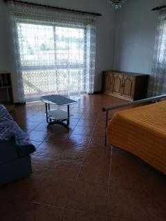 Quarto grande junto ao C. Comercial Alma