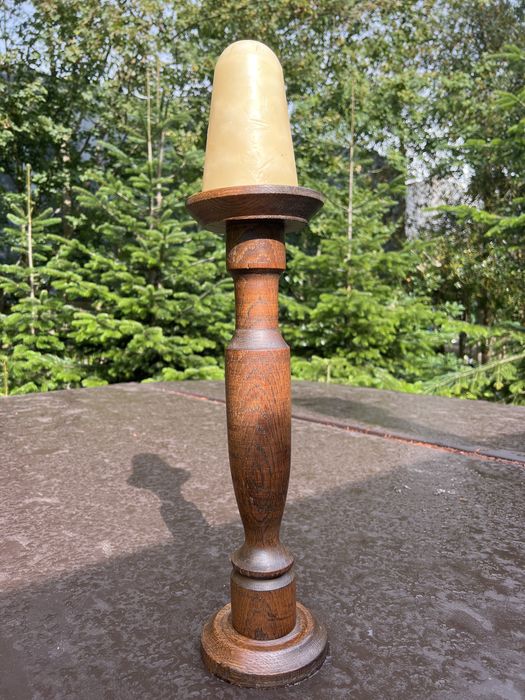 Stary dębowy toczony świecznik ze świecą kandelabr