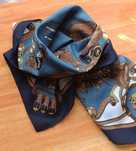 Lenço fundo azul, estampado motivos monárquicos - Fabricado em Itália