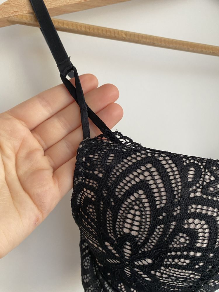 Czarny koronkowy biustonosz Esotiq 70C i stringi, elegancki i seksowny