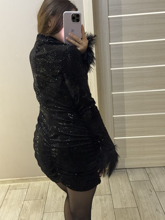 Эфектное платье с перьями