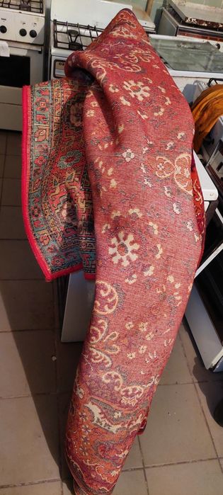 Килими гарні висіли на стене