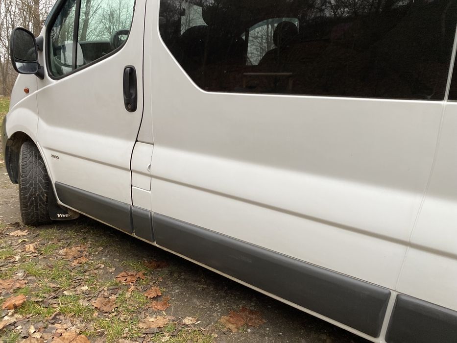 Opel Vivaro 2004 рік 1.9 довга база