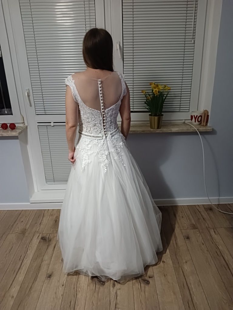 Cudowna suknia ślubna plus welon 3m