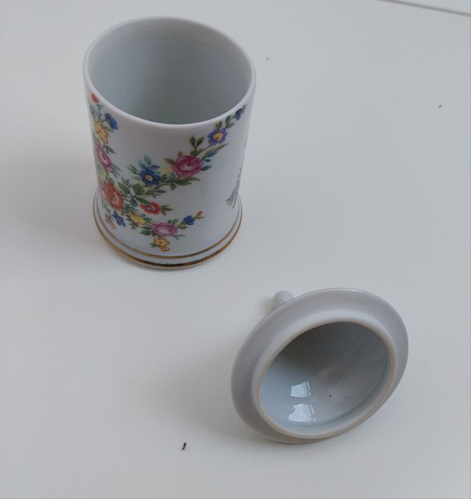 Lindo pote em porcelana da Cof Oliv.Frades