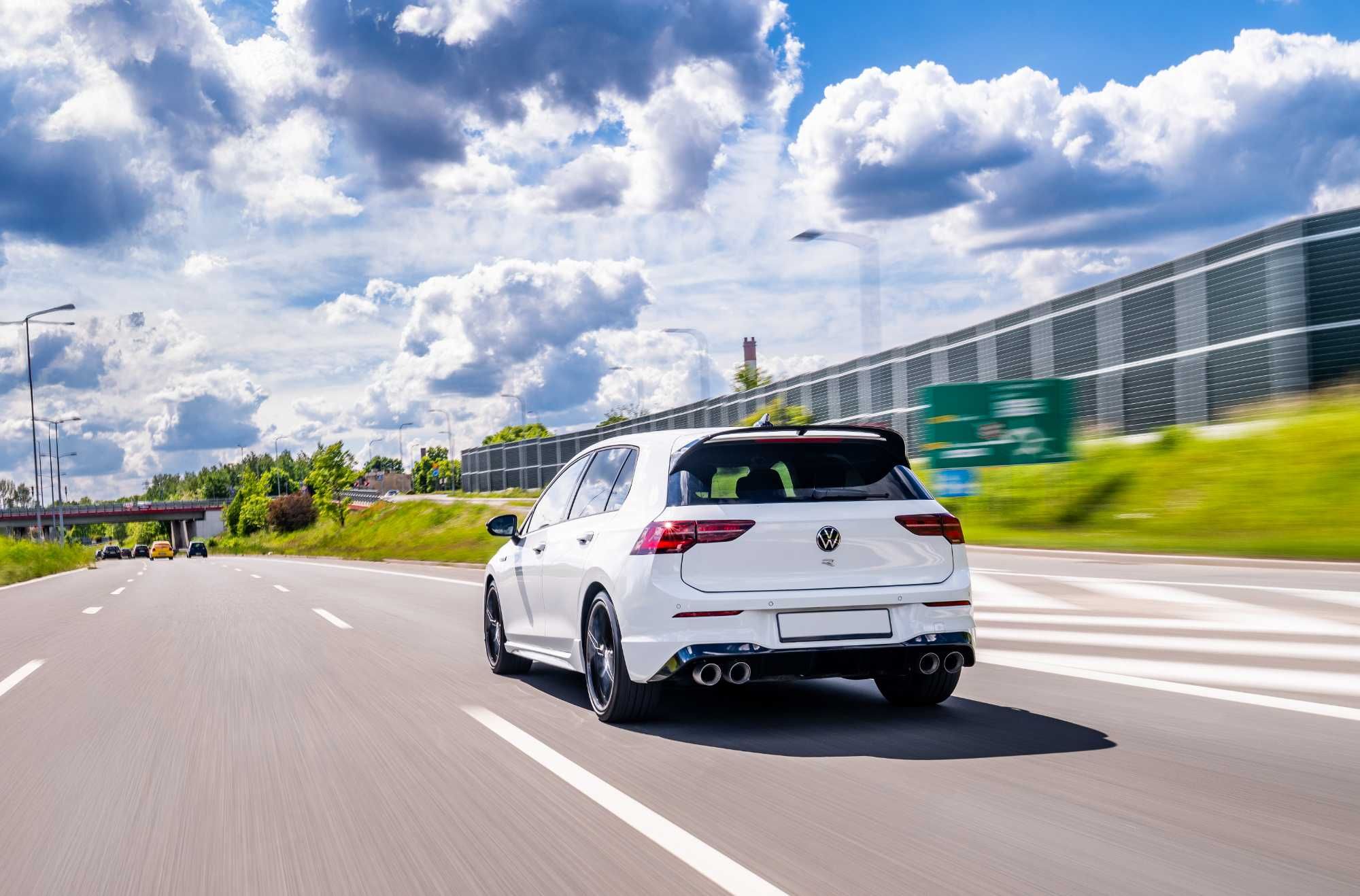 Wynajem samochodu VW Golf 8R wydech AKRAPOVIC