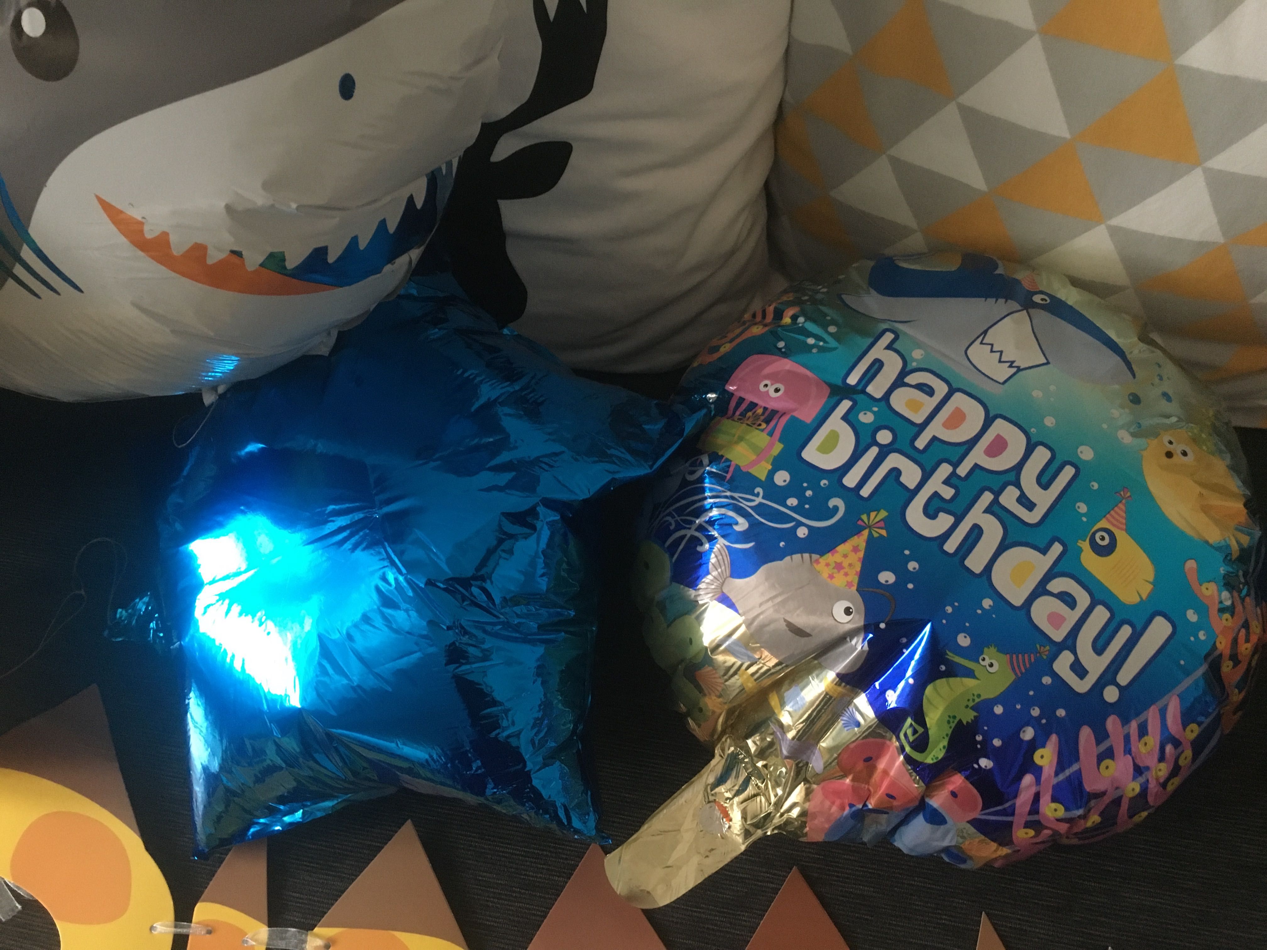 Zestaw urodzinowych balonów z rekinem + girlanda urodzinowa