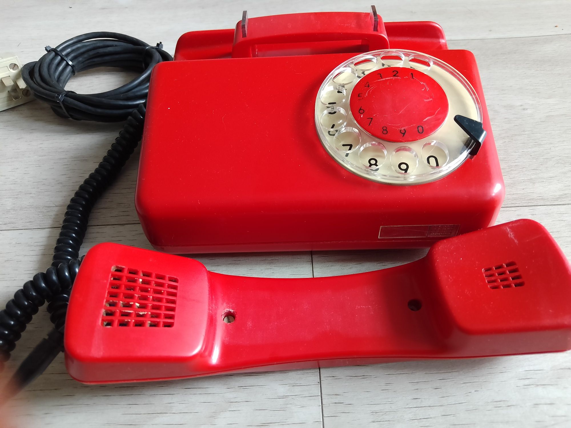 Telefon tarczowy z czasów PRL TULIPAN, czerwony