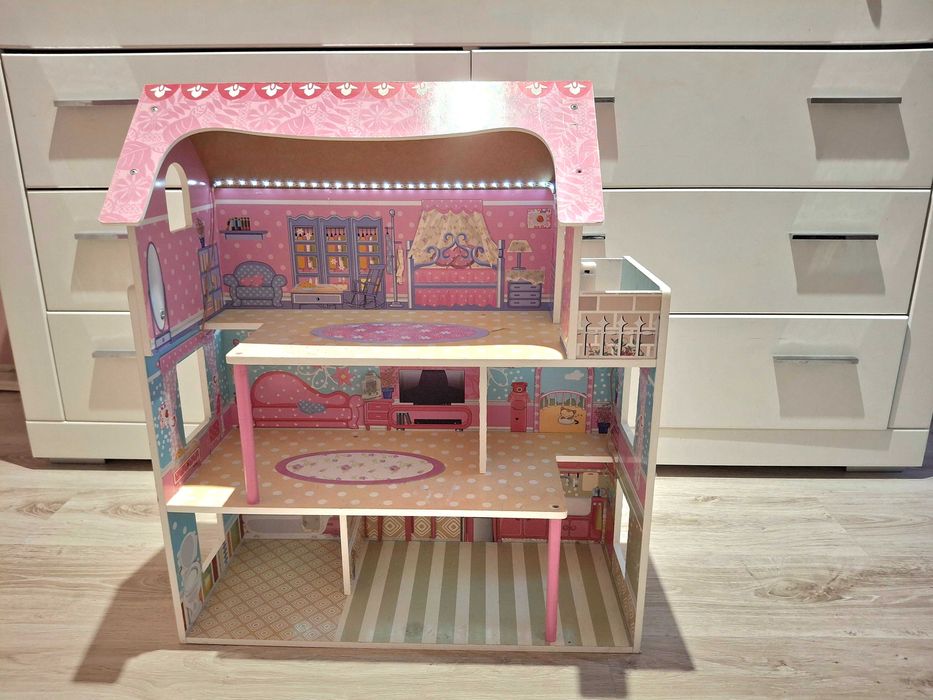 Drewniany domek dla lalek