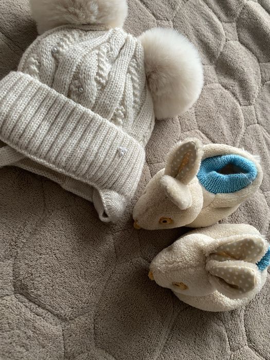 Шапочка для немовлят та пінетки тепленькі