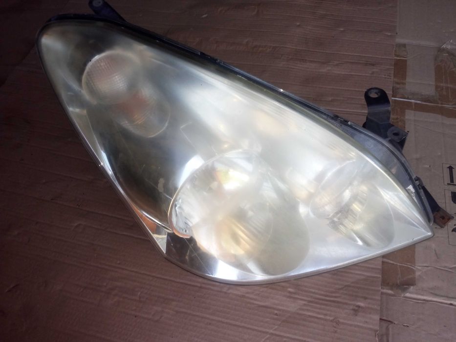 Toyota corolla verso II 04-07 lampa prawa przednia wersja eu