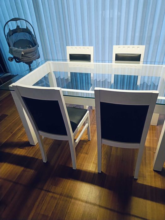 Mesa de jantar vidro temperado e cadeiras