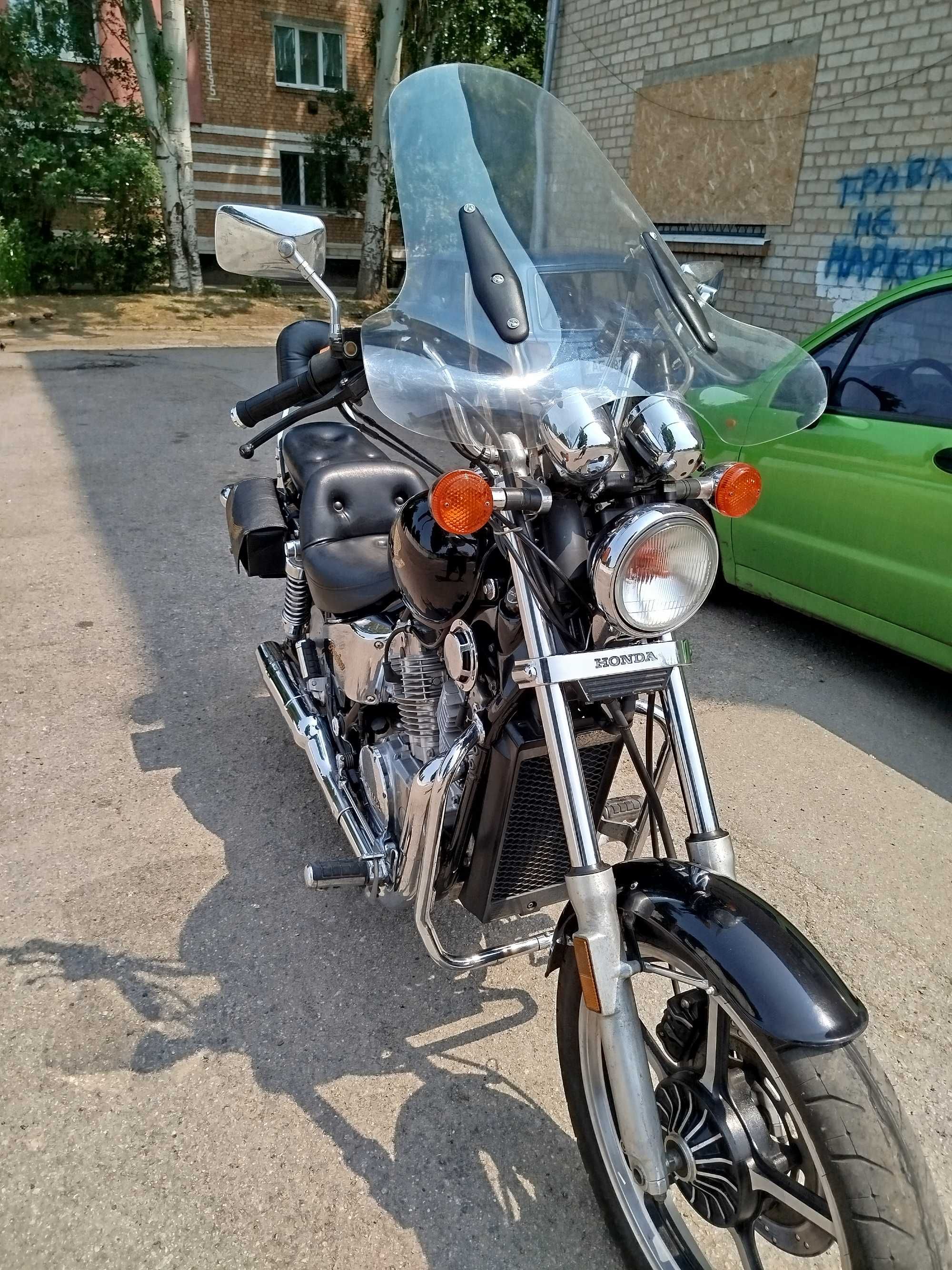 Продам мотоцикл Honda VT700C.