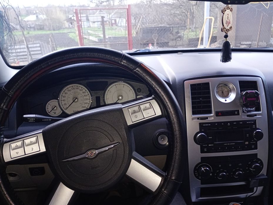 Продам ухоженный Chrysler 300C 2.7