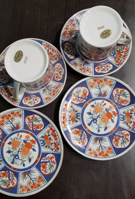 Chavenas de chá e pratos de sobremesa japoneses