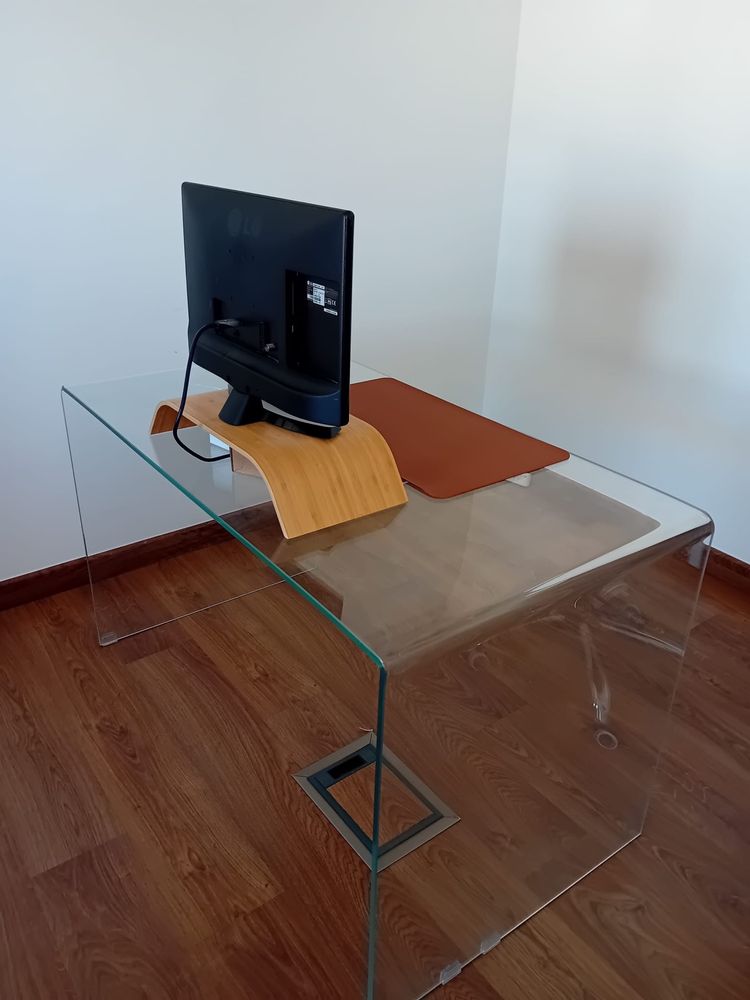 secretaria em vidro com cadeira