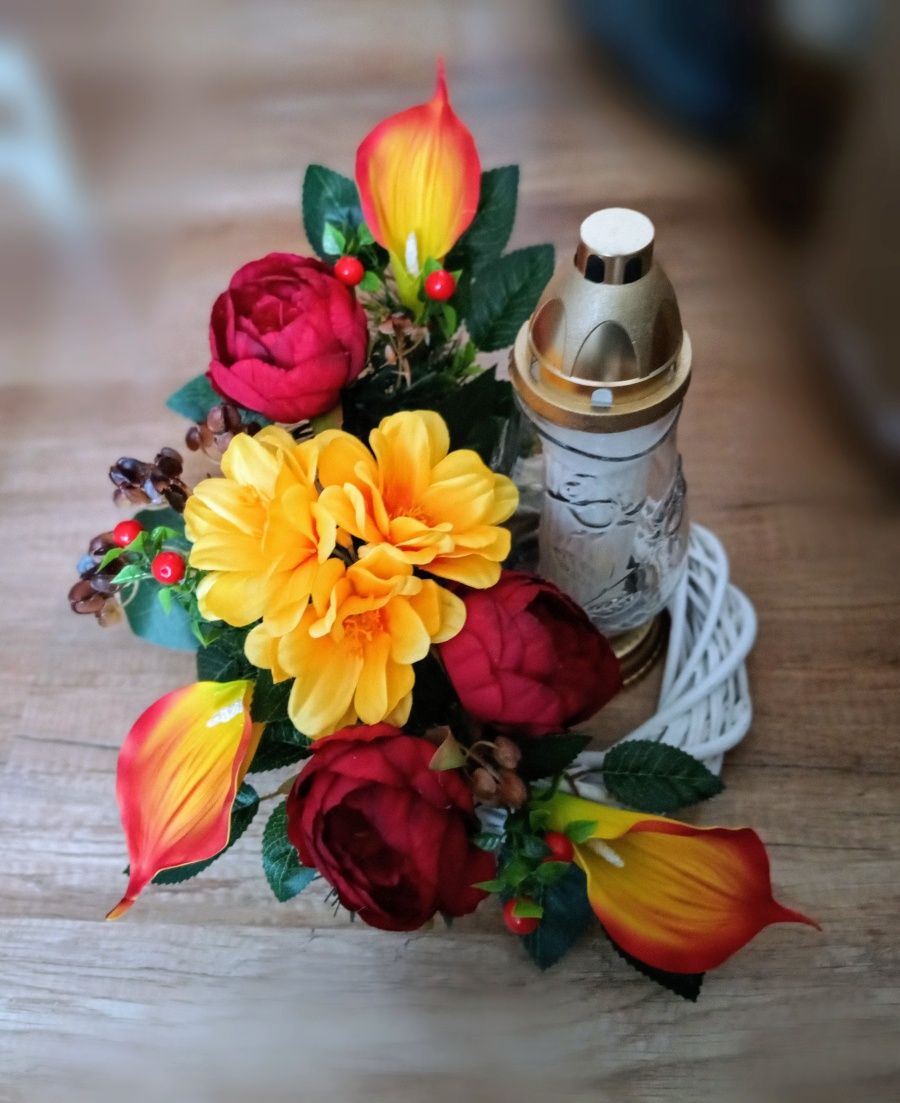 Wianek pod znicz na grób Kompozycja florystyczna