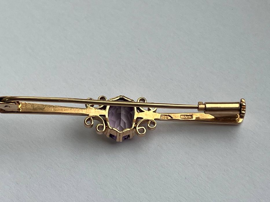 Антикварна золота брошка з александритом
