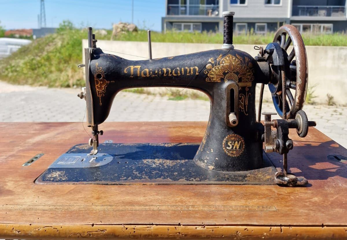 Máquina costura antiga bom estado
