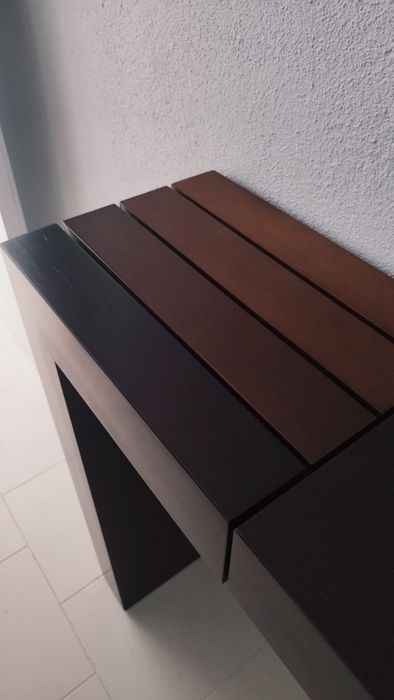 Aparador em madeira maciça wengue, com 4 tons de degradê.