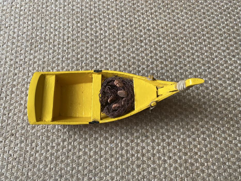 Miniatura em madeira,de barco típico da Nazaré