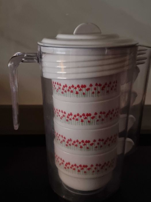 Conjunto Jarro com 4 chávenas e pires em plástico