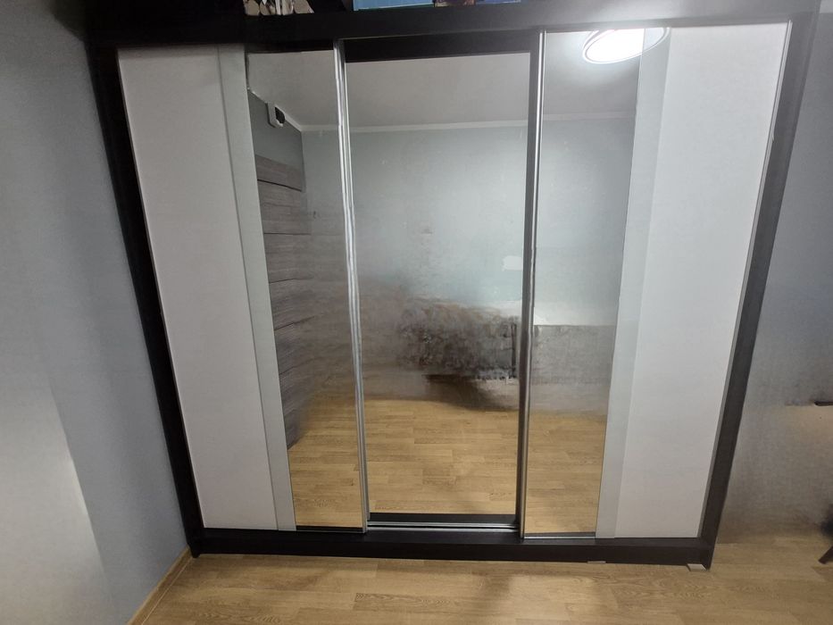 Szafa przesuwna z lustrem