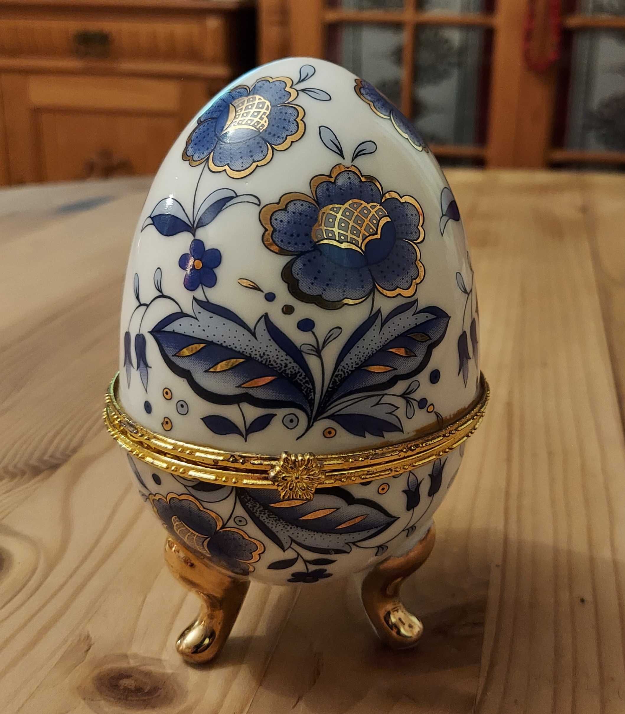 Porcelanowa szkatułka na biżuterię