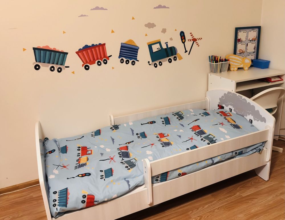 Zestaw łóżko chłopięce, biureczko z krzeslem, posciel , materac - NOWE