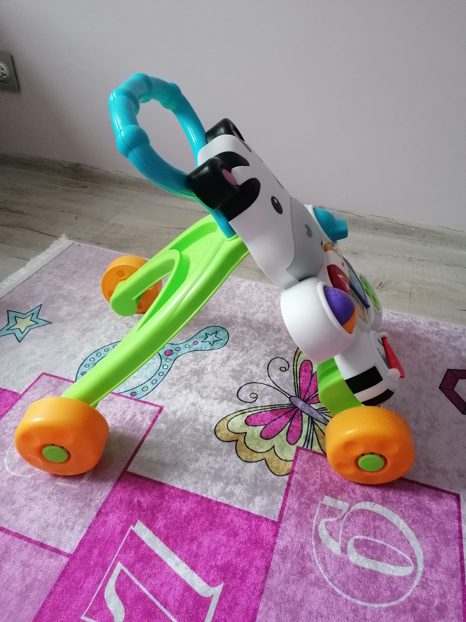 Interaktywny chodzik pchacz fisher price