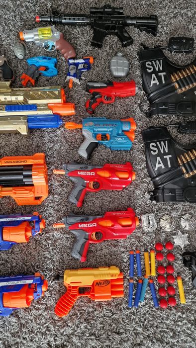 Zestaw pistoletow nerf i inne